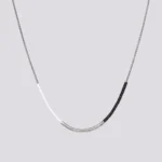 bela srebrna crna ogrlica