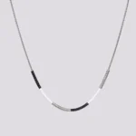 Simplicity srebrna crna bela ogrlica